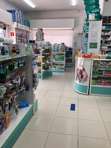 Corredor e prateleiras de produtos da Farmácia Bom Jesus